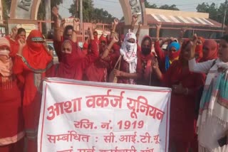 Asha workers leave for Gohana rally from Charkhi Dadri