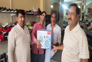 Electrician return rs 50 thousend to businessman after found on the road in bhiwani