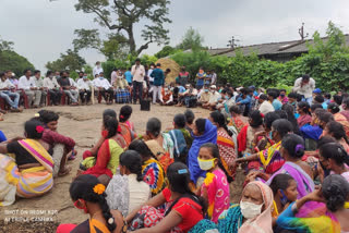 తీర్మాన సమావేశంలో పాల్గొన్న గిరిజనులు