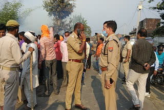 गांव रुहालका में बवाल के दौरान पहुंची पुलिस.