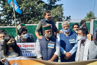 NSUI protest HPU with vikrmaditya