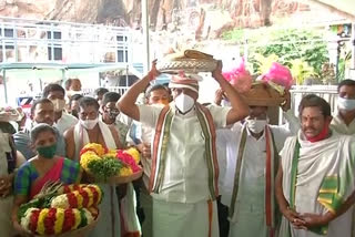 srikalahasthi silk garments donate to vijayawada durga temple