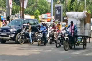 people-are-not-using-helmet-in-raipur