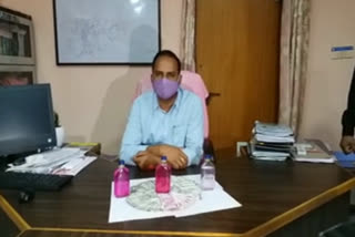 acb catch municipal commisioner at taking bribe