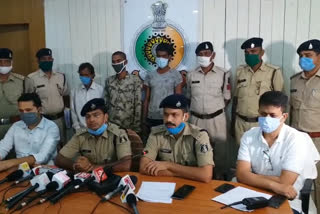 police arrested accused for stealing money from English liquor shop in arang raipur