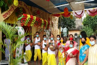 মাক্স, স্যানিটাইজ়িং করে মণ্ডপে আনা হলো নবপত্রিকা