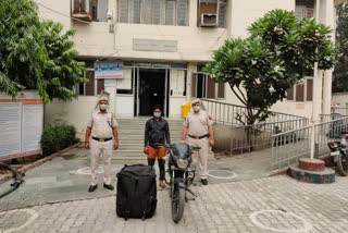 Okhla  Police arrested a liquor smuggler