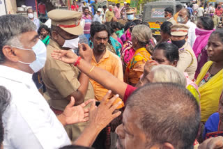 people besieged minister k.c.veeramani for drinking water issue in tirupattur