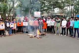 Students of Korba ABVP burnt effigy of rapists