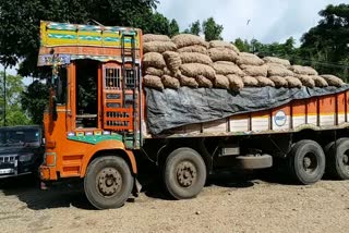 സവാള വില നിയന്ത്രിക്കും  മഹാരാഷ്ട്രയില്‍ നിന്നും ആദ്യ ലോഡ്‌ എത്തിച്ച് സംസ്ഥാന സര്‍ക്കാര്‍  കുത്തനെ ഉയര്‍ന്ന് സവാള വില  മഹാരാഷ്ട്രയില്‍ നിന്നും ആദ്യ ലോഡ് എത്തി  ഹോര്‍ട്ടി കോര്‍പ് സ്റ്റോളുകള്‍ വഴി വില്‍പ്പന  onion price hike  first load reached from mahashtra  onion imported from maharashtra to kerala