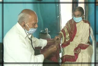 A 87-year old homoeopathic doctor in Maharashtra braves COVID-19 pandemic to treat villagers