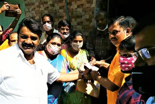 minster talasani Srinivas yadav and mla raja Singh distribute money to flood effectives in gosh mahal