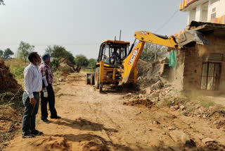 तहसीलदार ने हटाया अतिक्रमण, Tehsildar removed encroachment