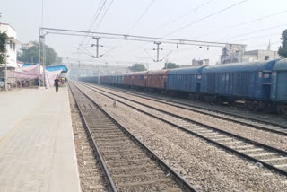 Punjab farmer bodies ease 'rail roko' stir,  movement resumption of goods trains in barnala