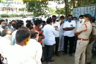 Sugarcane farmers' concern in front of the Collectorate in sangareddy