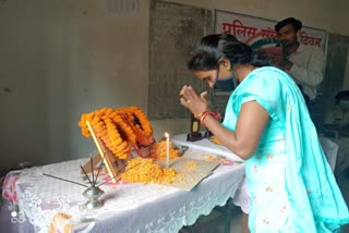 paid-tribute-to-martyred-jawans-on-martyr-memorial-day-in-khunti