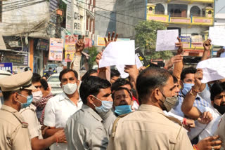 aap workers protest with ex mla shridutt Sharma front of BJP  MP Manoj tiwari