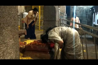 Shobha Karandlaje visits Chamundi temple