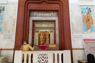 devotees worshiping in lakshmi narayn mandir in delhi as per corona guidelines during navratri 2020