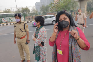 municipal commissioner Dr. Dilraj Kaur of edmc inspected anand vihar area over pollution