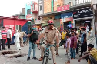 Policemen took out bicycle patrolling in Swaroop Nagar