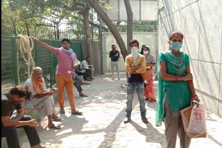 Ration was distributed by giving coupons to workers in delhi