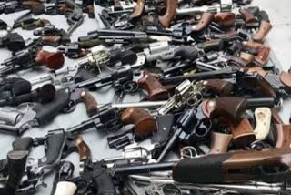 डीएम ने किए भूमाफिया के शस्त्र लाइसेंस किए निरस्त