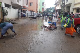 Bengaluru Rain: The locals rescued two babies which were crying in rain