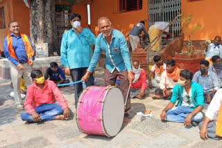 Bajrang Dal and Vishwa Hindu Parishad agitation for temples reopening in hingoli