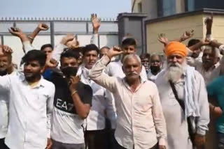 public protest in sirsa near shamshabad road due to sewage water problem