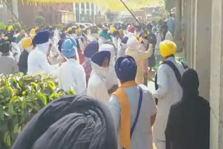 Several activists of Sikh organizations were injured in the clash while locking the Shiromani Committee office in amritsar