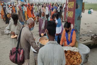 जरूरतमंदों का सहारा बन रहा 'भईया जी का दाल भात'