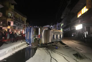 Oil tanker overturned on National Highway-21 in Sundernagar