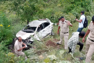 Car accident on satara Pasarni ghat, one died 2 injured