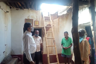 madakasira mro visit damaged houses due to rain