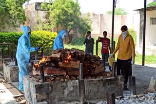 कोरोना योद्ध्यांकडून ४०० रुग्णांवर अंत्यसंस्कार