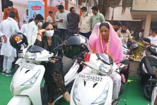 dushyant chautala honored women representatives by giving scooty in jind