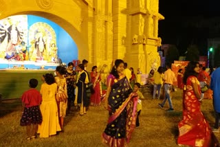 pandal hopping without mask in malda