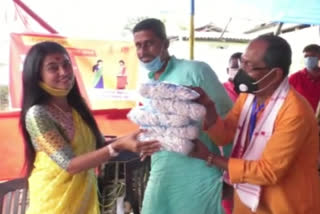 Actress Aimi Boruah distributed 30 thousand mask at Jagiroad