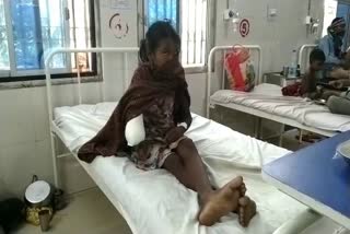 doctors-cut-girl-hand-after-performing-an-operation-at-korba-district-hospital