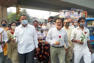 AAP MLA Shiv Charan Goyal gave roses to people at red light red light on gaadi off campaign in Moti Nagar