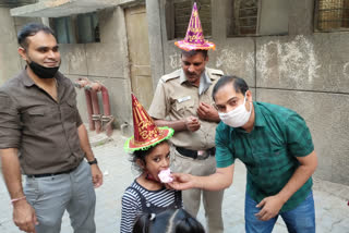 Policeman of Vasant Kunj police station celebrated his birthday with poor children