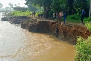 ప్రమాదవశాత్తు కాలువలో పడిన రైతు...రక్షించిన స్థానికులు