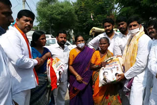 Youth Congress Leader Anil kumar yadav distributes groceries to flood victimsv