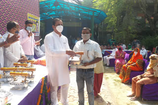 Punjabi Bagh Councilor kailash sankla distributing food