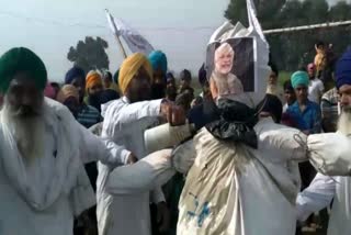 ਮੋਦੀ ਦੇ ਪੁਤਲੇ ਸਾੜ ਕੇ ਮਨਾਇਆ ਦੁਸਹਿਰਾ