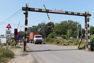 bhilad-railway-gate