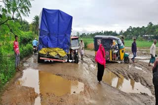 মৈৰাবাৰী-মৰিগাঁও গড়কাপ্তানি পথত পুখুৰী সদৃশ গাঁত