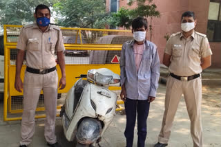 Dabri police arrested a snatcher with a stolen scooty