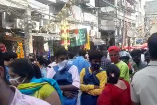 people are violating corona guidelines at sadar bazaar in delhi